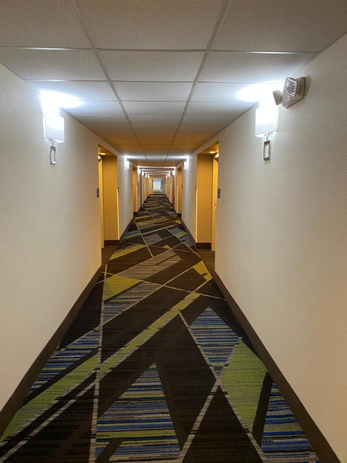 Holiday Inn Express Metropolis By Ihg Exterior foto