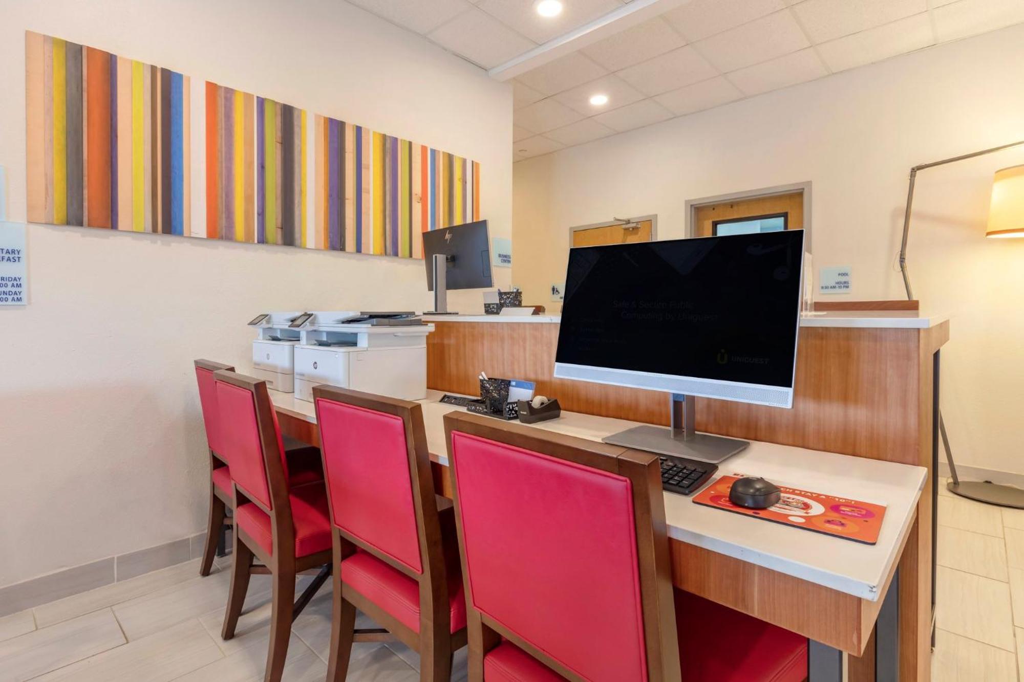 Holiday Inn Express Metropolis By Ihg Exterior foto