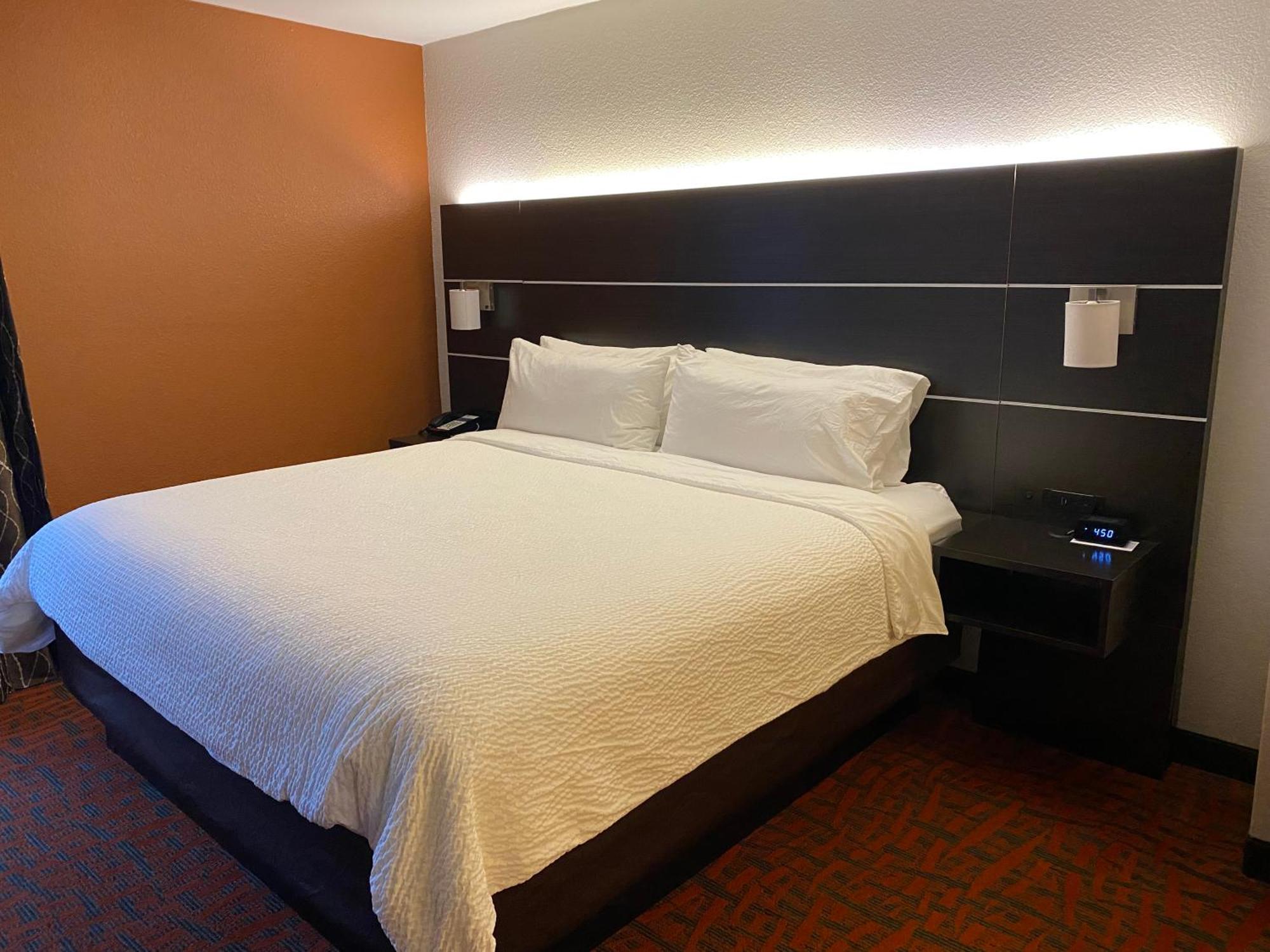 Holiday Inn Express Metropolis By Ihg Exterior foto