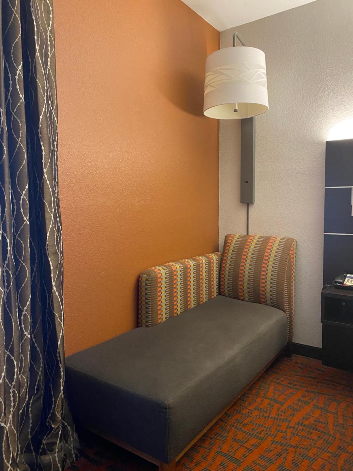 Holiday Inn Express Metropolis By Ihg Exterior foto