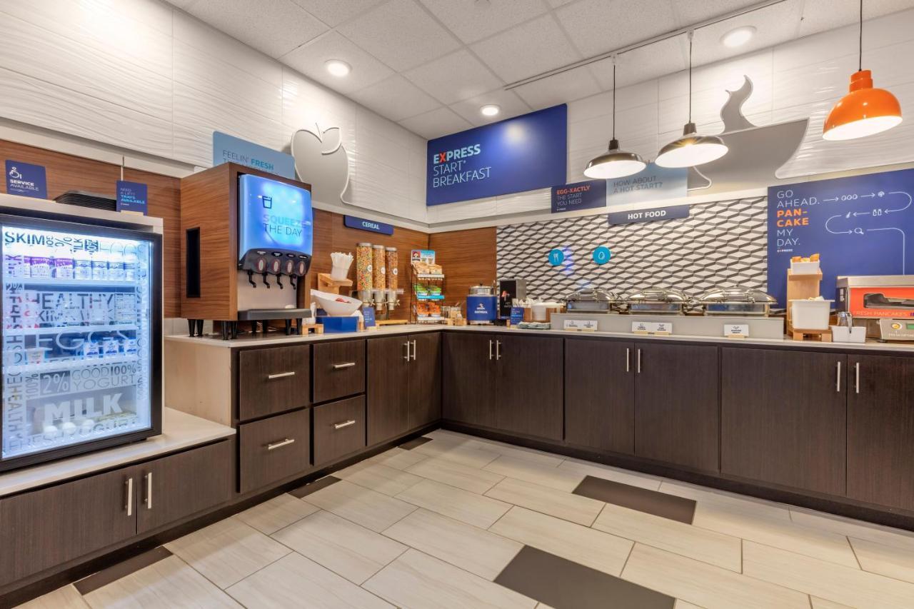Holiday Inn Express Metropolis By Ihg Exterior foto