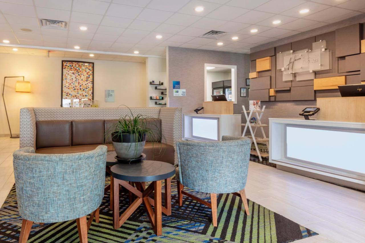 Holiday Inn Express Metropolis By Ihg Exterior foto